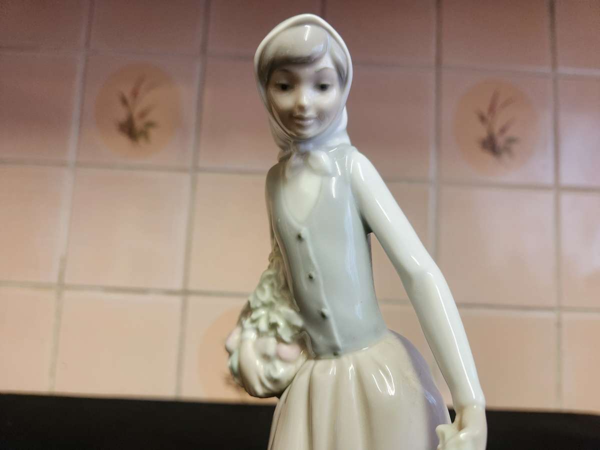 NAO BY LLADRO MADE IN SPAIN PORCELAIN FIGURINE