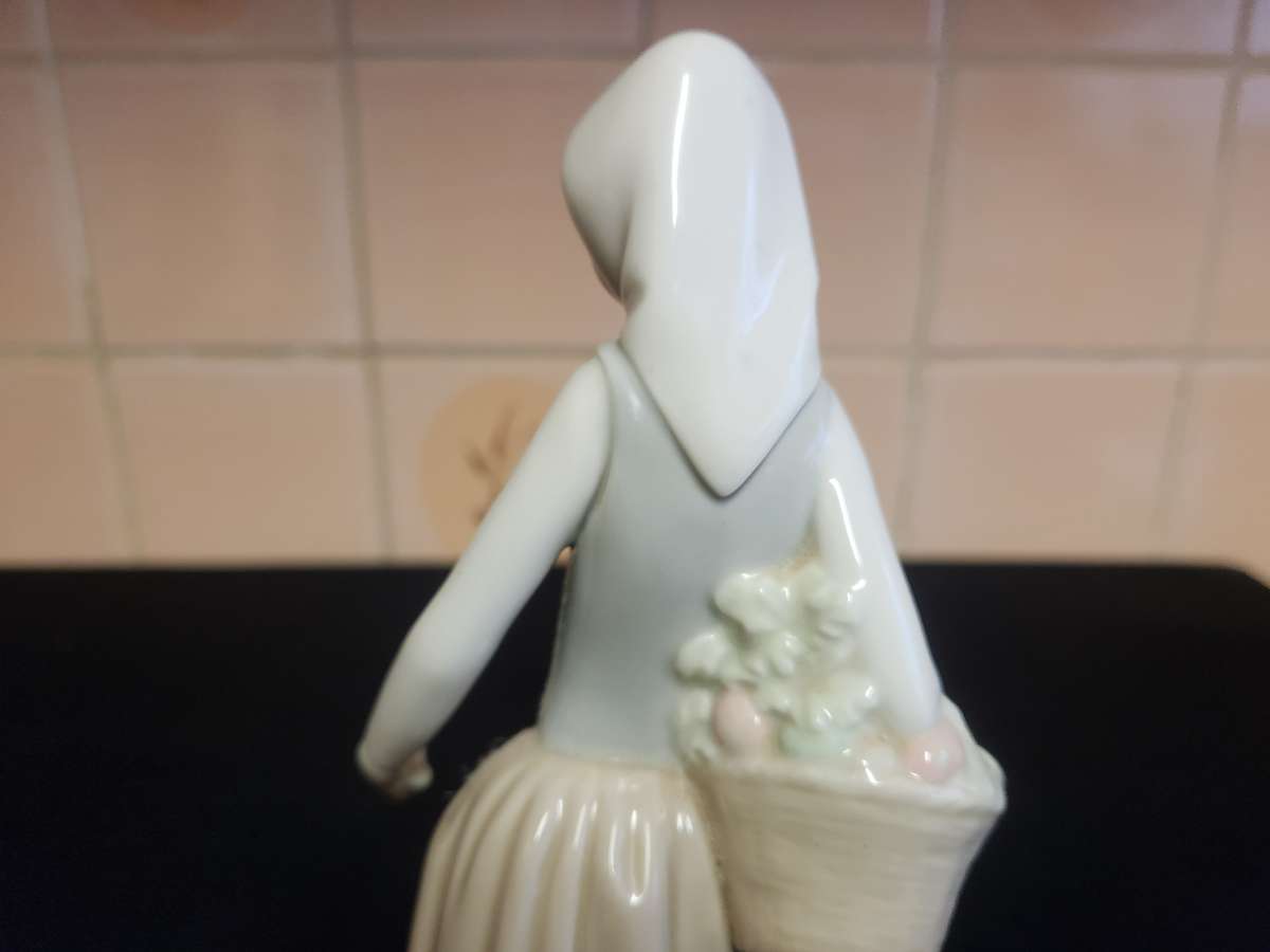 NAO BY LLADRO MADE IN SPAIN PORCELAIN FIGURINE