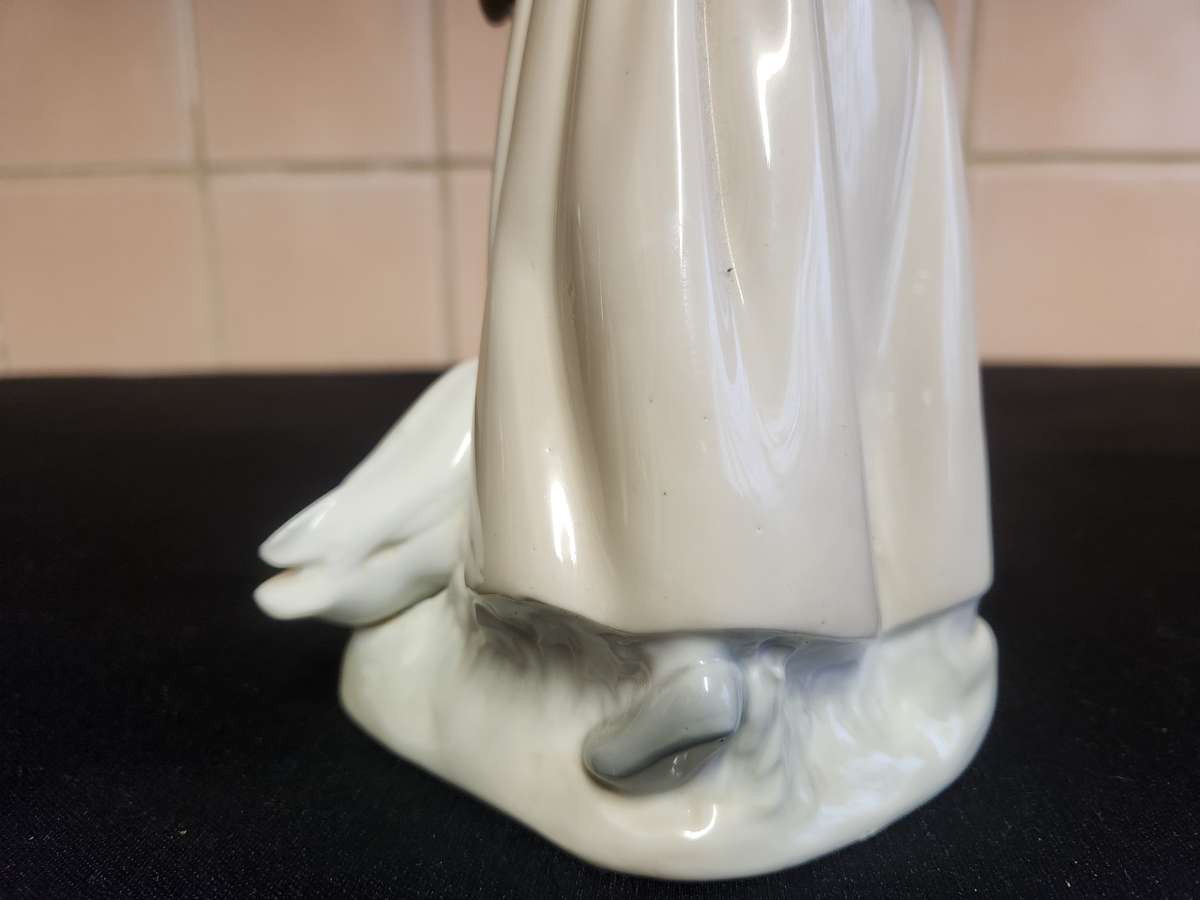 NAO BY LLADRO MADE IN SPAIN PORCELAIN FIGURINE