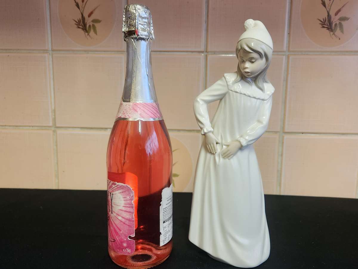 NAO BY LLADRO MADE IN SPAIN TALL LADY PORCELAIN FIGURINE - NO 2