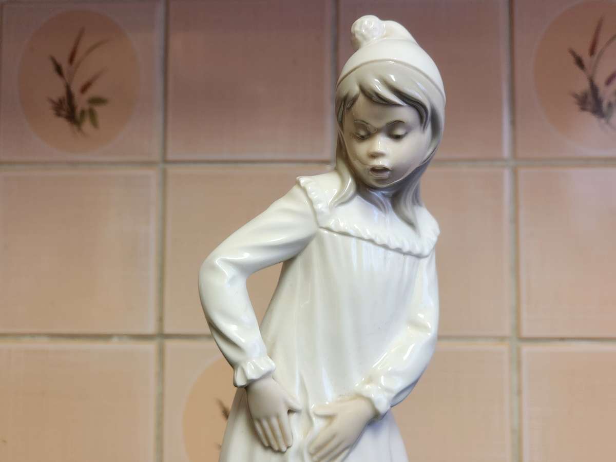 NAO BY LLADRO MADE IN SPAIN TALL LADY PORCELAIN FIGURINE - NO 2