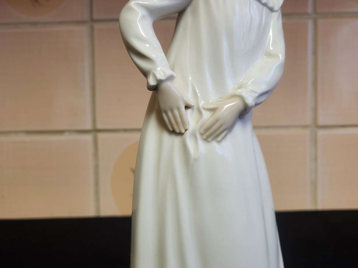 NAO BY LLADRO MADE IN SPAIN TALL LADY PORCELAIN FIGURINE - NO 2