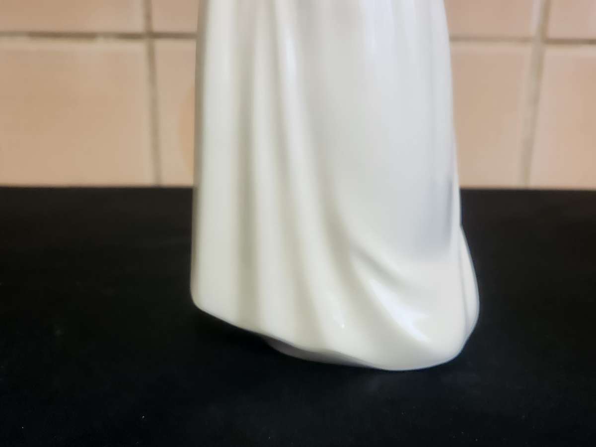 NAO BY LLADRO MADE IN SPAIN TALL LADY PORCELAIN FIGURINE - NO 2