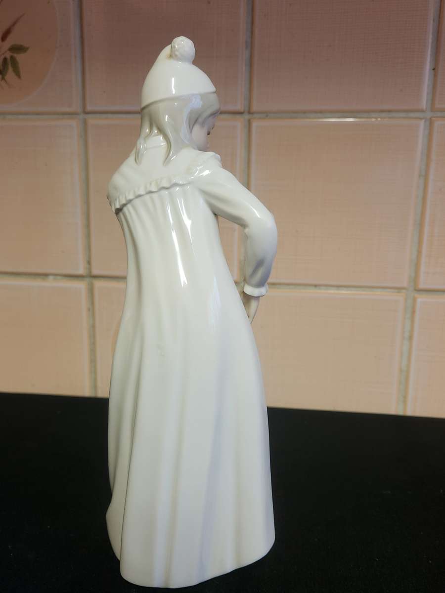 NAO BY LLADRO MADE IN SPAIN TALL LADY PORCELAIN FIGURINE - NO 2