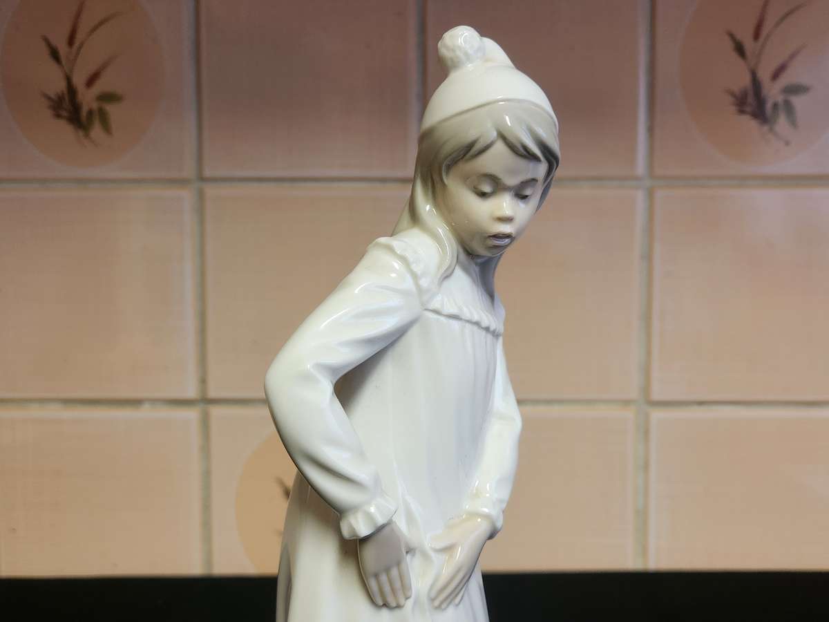 NAO BY LLADRO MADE IN SPAIN TALL LADY PORCELAIN FIGURINE - NO 2