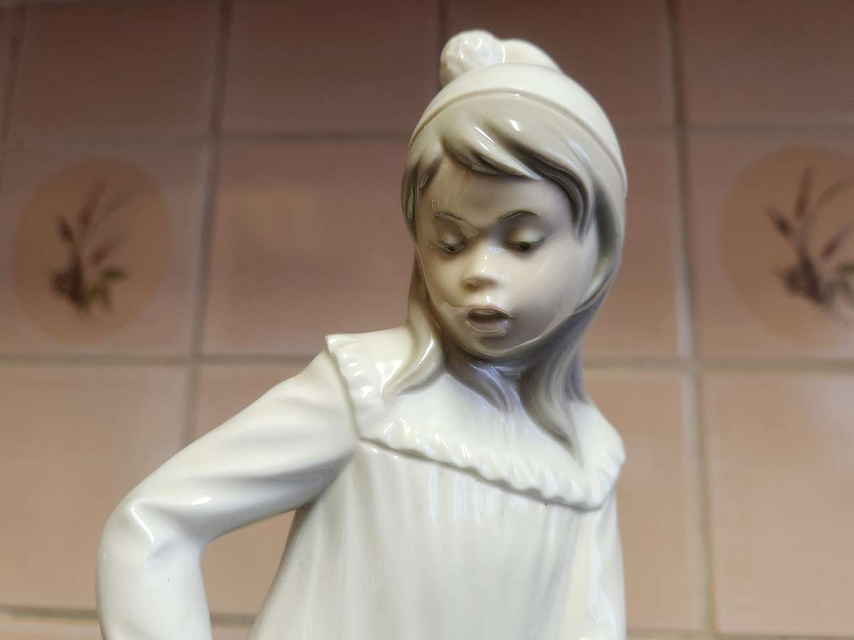 NAO BY LLADRO MADE IN SPAIN TALL LADY PORCELAIN FIGURINE - NO 2