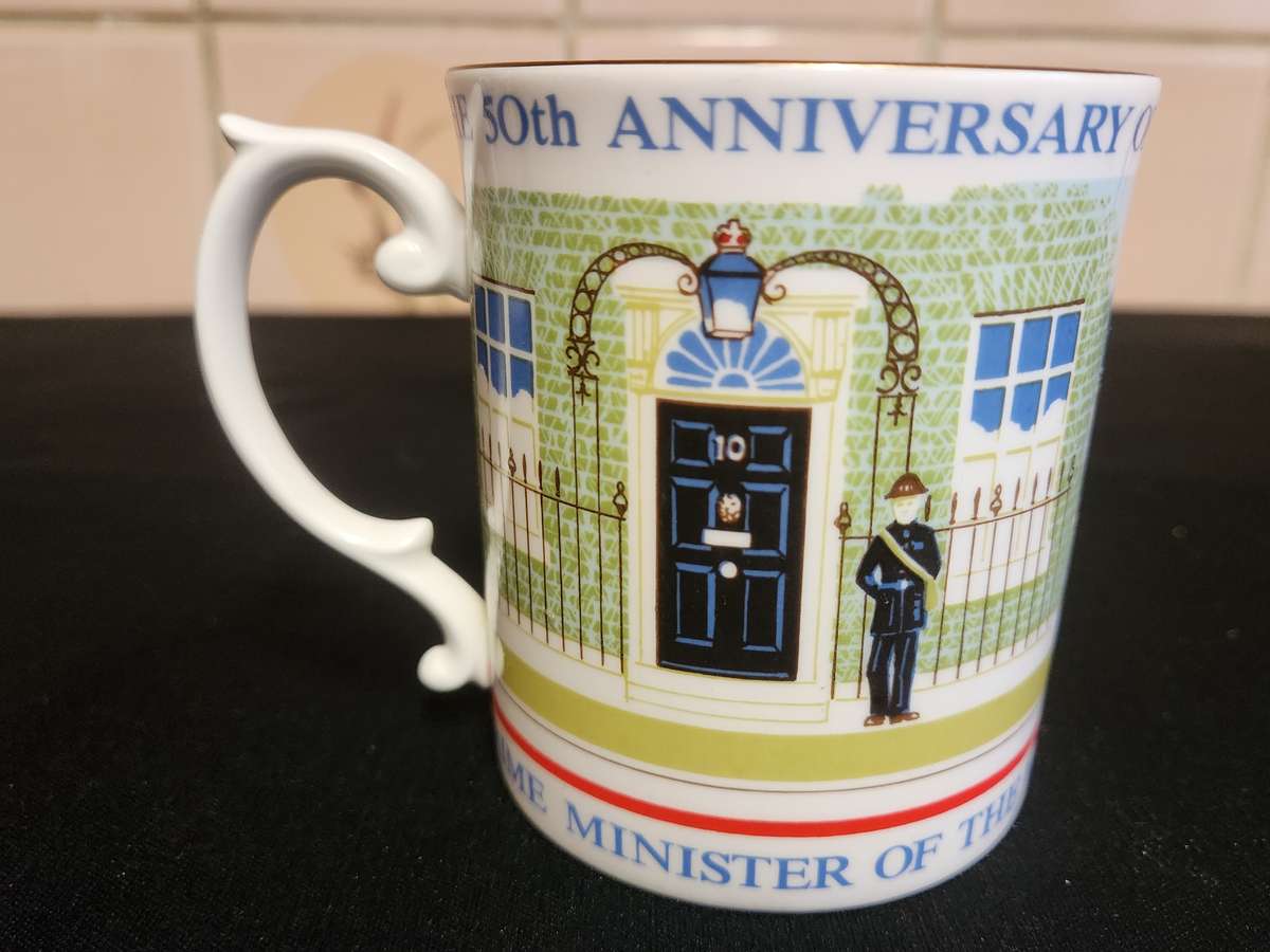 WINSTON CHURCHILL AND MARGARET THATCHER COMMEMORATIVE MUGS