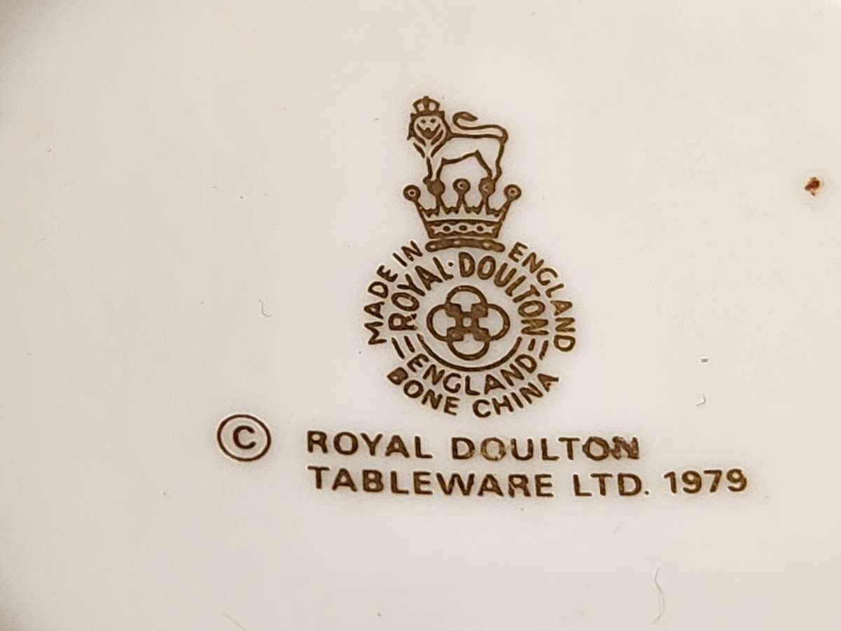 WINSTON CHURCHILL AND MARGARET THATCHER COMMEMORATIVE MUGS