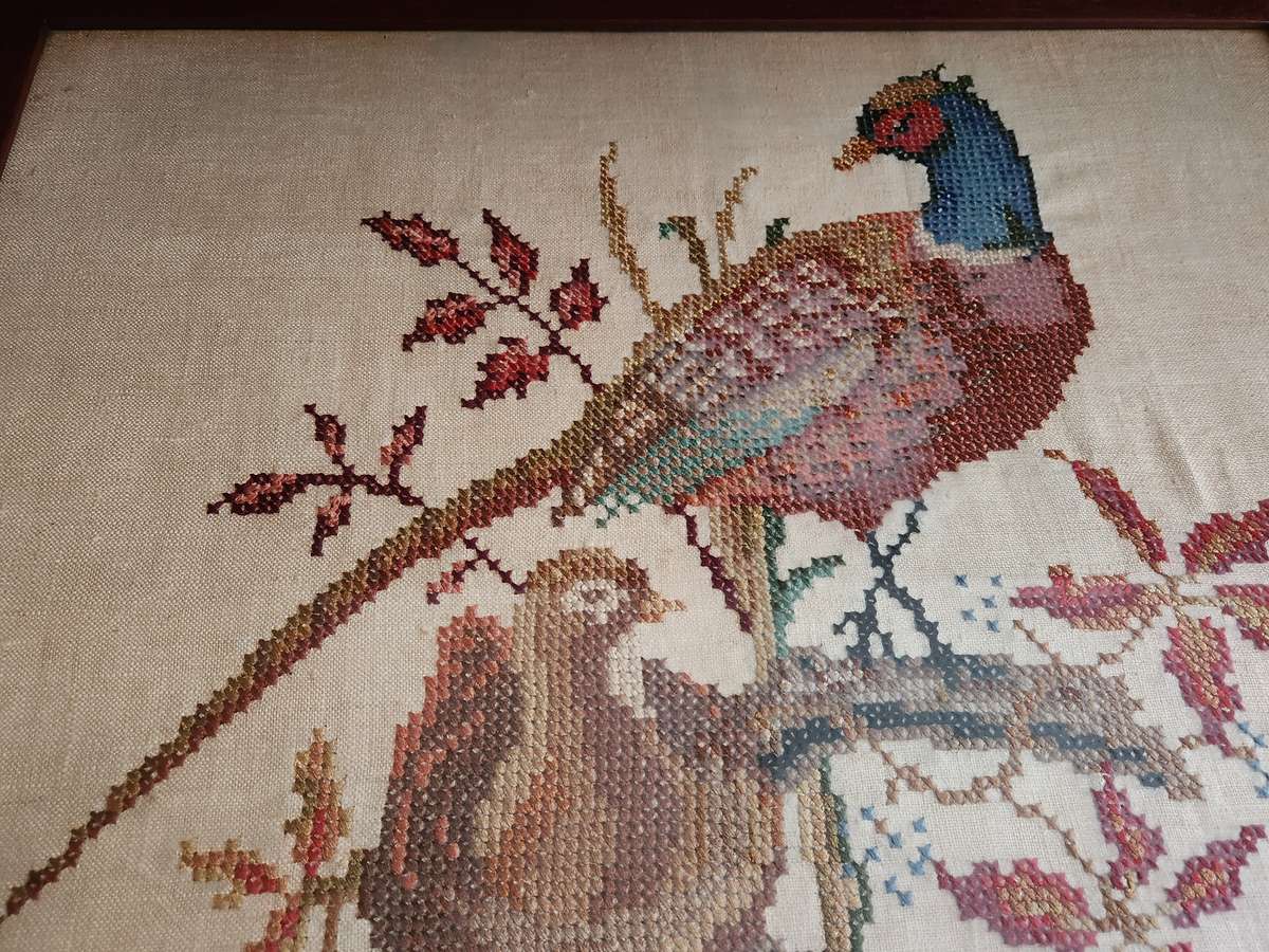 VINTAGE NEEDLEPOINT TAPESTRY IN A BEAUTIFUL HARDWOOD FRAME