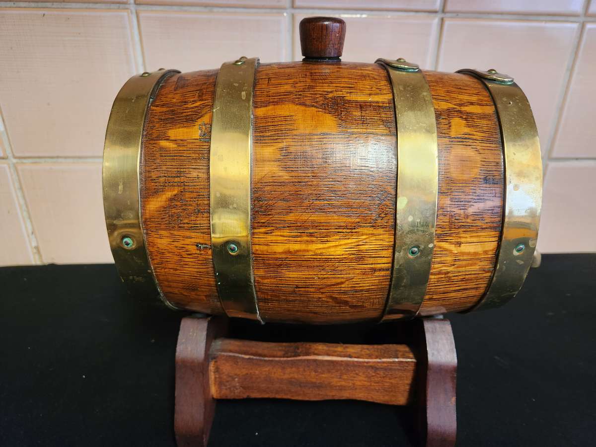 VINTAGE OAK WINE BARREL WITH BRASS HOOPS ON A CUSTOM MADE STAND