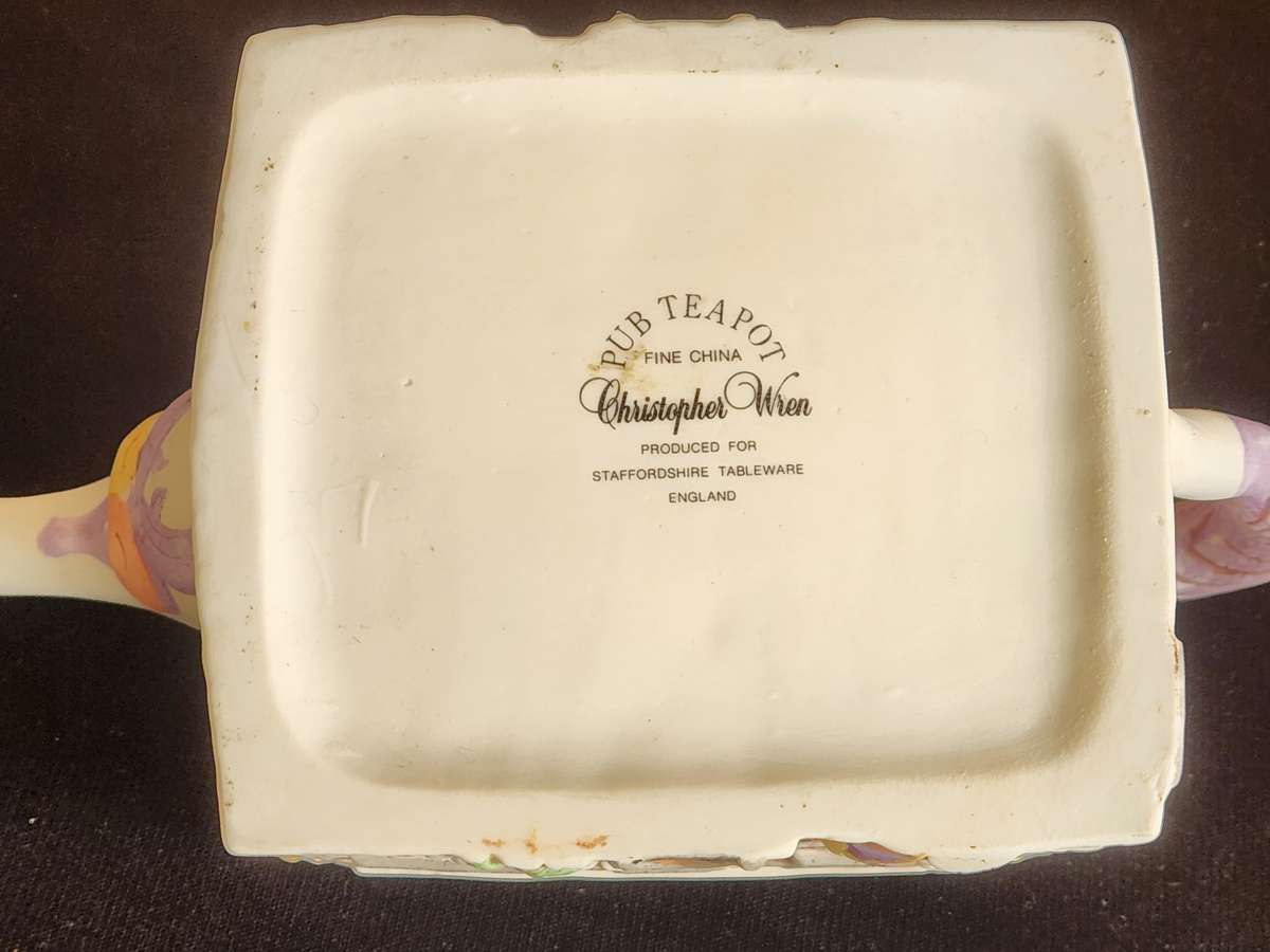 VINTAGE CHRISTOPHER WIEN THE SHAKESPEARE PUB TEA POT