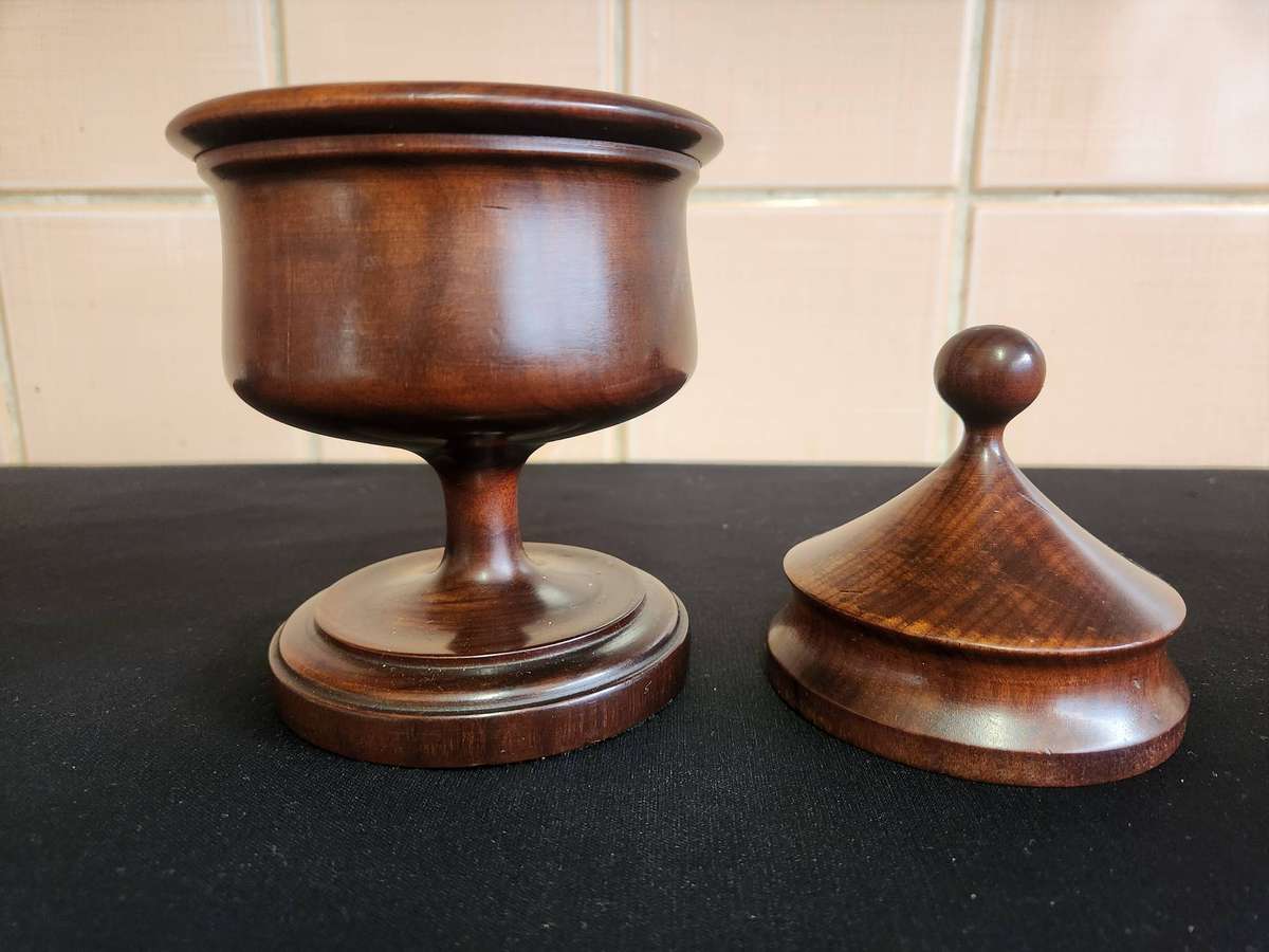 VINTAGE BEAUTIFULLY CRAFTED POLISHED HARDWOOD TOBACCO JAR