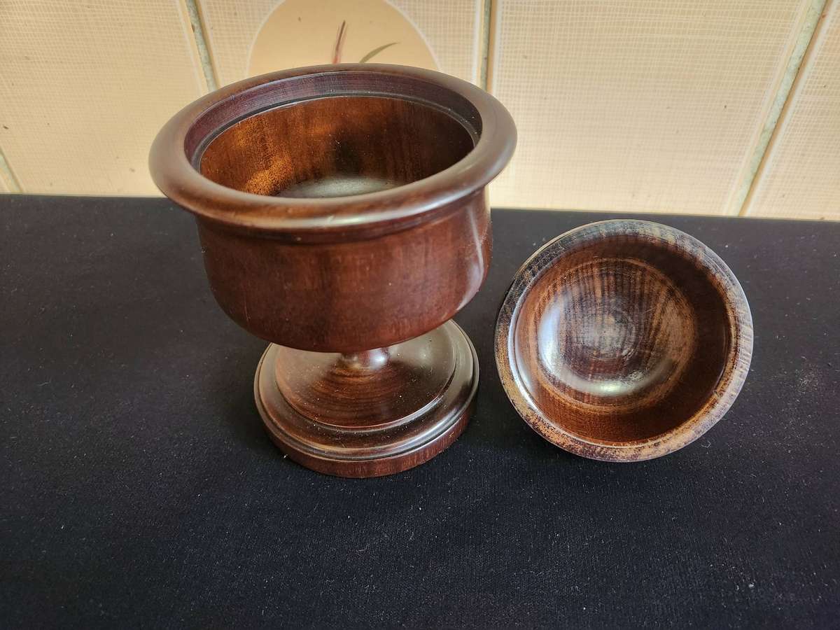 VINTAGE BEAUTIFULLY CRAFTED POLISHED HARDWOOD TOBACCO JAR