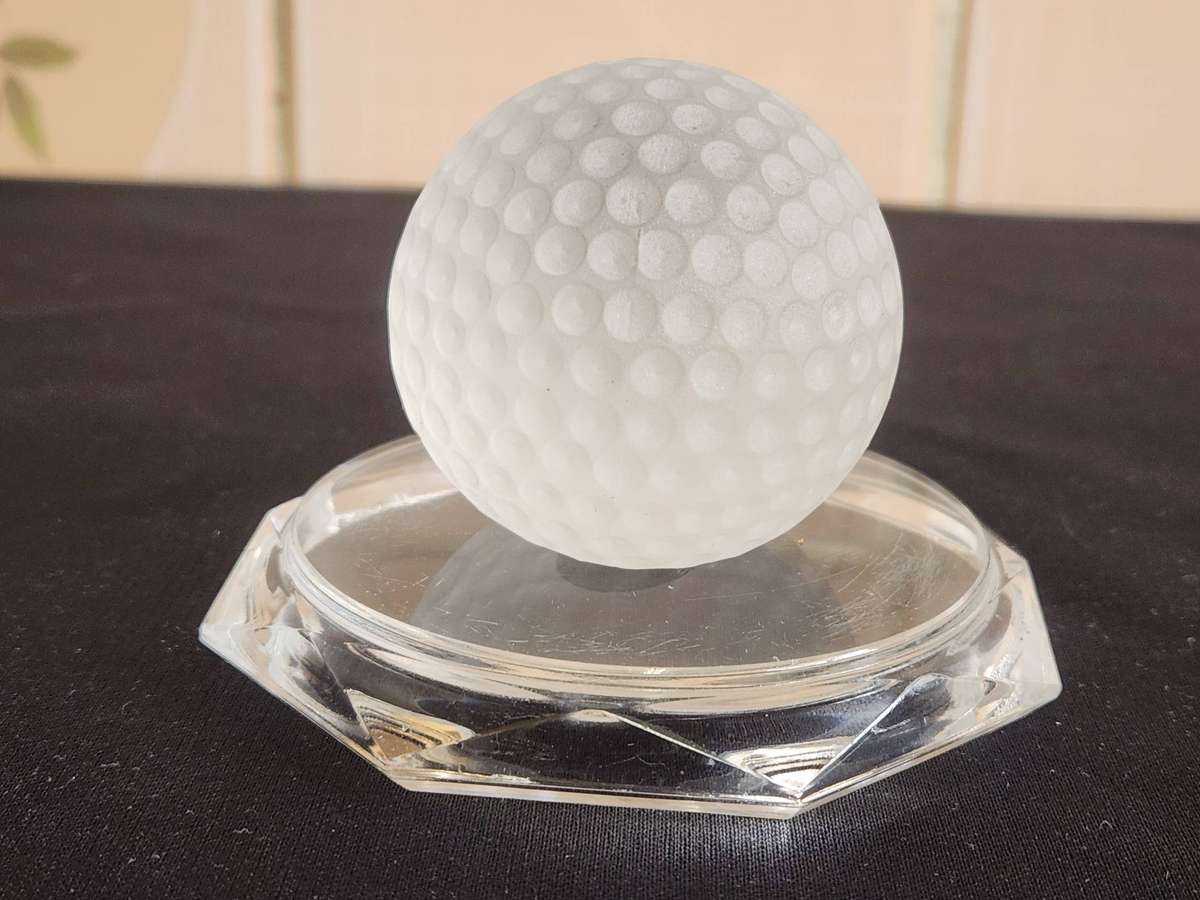 EXQUISITE ROYAL DOULTON FINEST CRYSTAL GOLF BALL PAPERWEIGHT