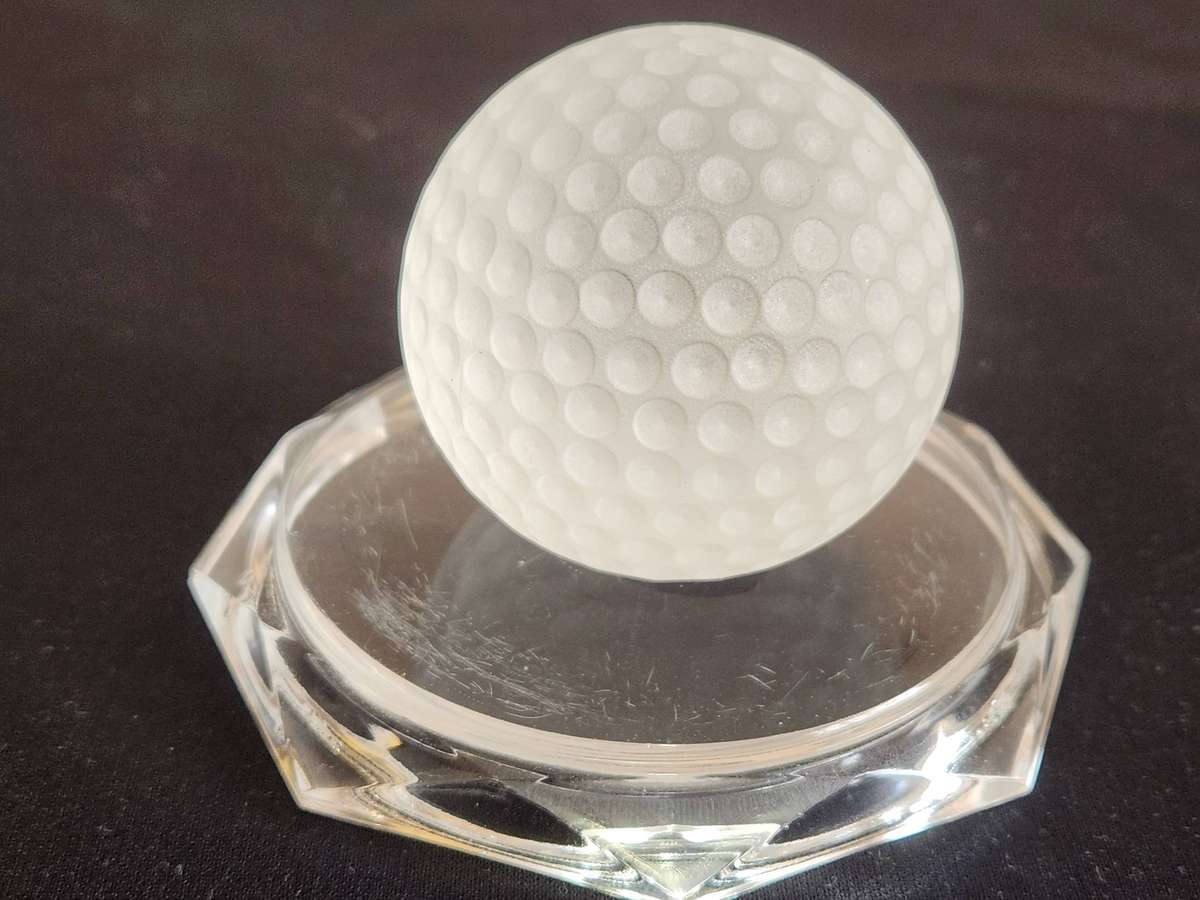 EXQUISITE ROYAL DOULTON FINEST CRYSTAL GOLF BALL PAPERWEIGHT