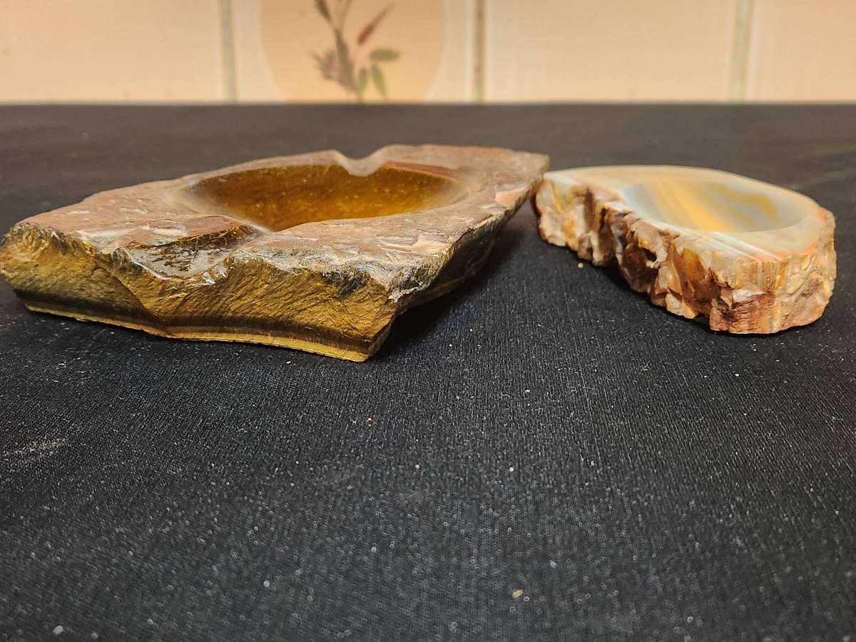 BEAUTIFULLY HIGHLY POLISHED AGATE AND TIGER EYE ASHTRAYS