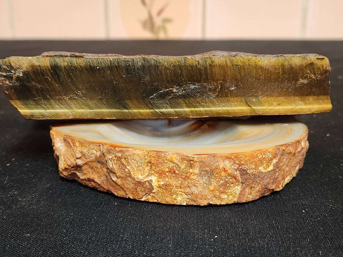 BEAUTIFULLY HIGHLY POLISHED AGATE AND TIGER EYE ASHTRAYS