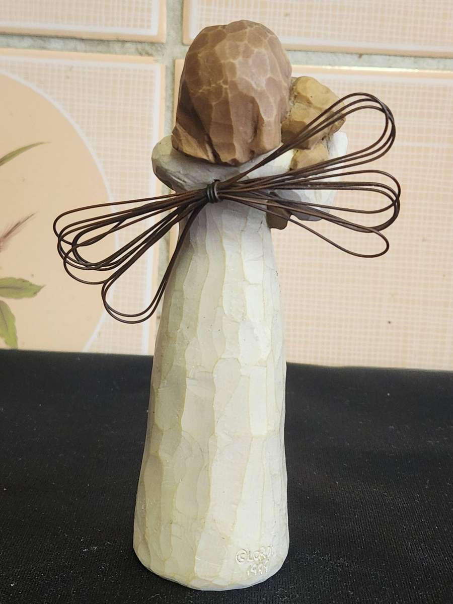 VINTAGE WILLOW TREE ANGEL OF FRIENDSHIP FIGURINE BY SUSAN LORDI