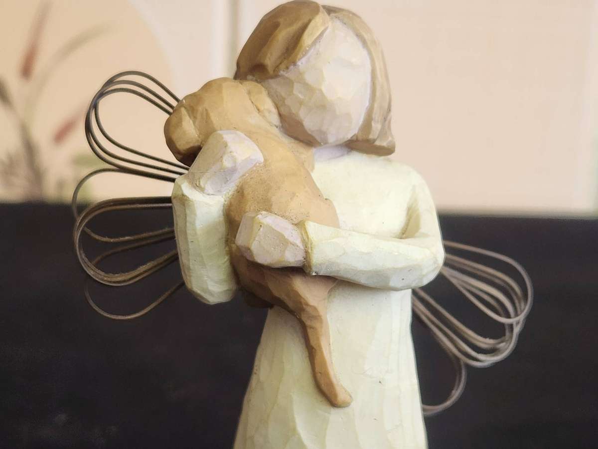 VINTAGE WILLOW TREE ANGEL OF FRIENDSHIP FIGURINE BY SUSAN LORDI