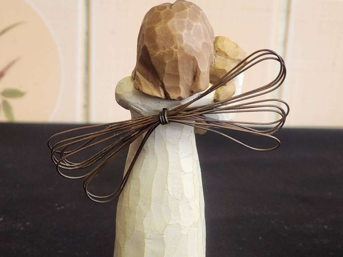 VINTAGE WILLOW TREE ANGEL OF FRIENDSHIP FIGURINE BY SUSAN LORDI