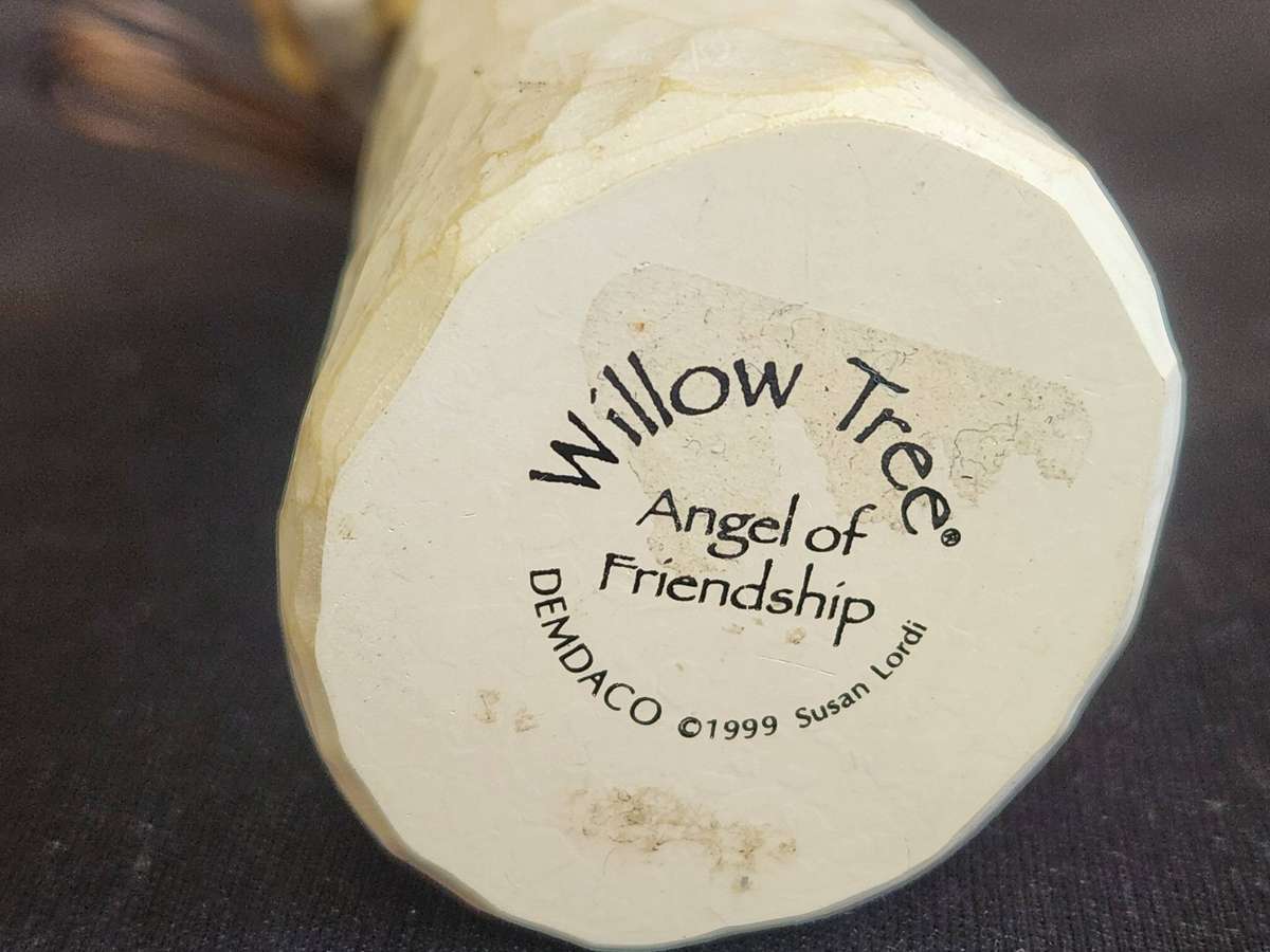 VINTAGE WILLOW TREE ANGEL OF FRIENDSHIP FIGURINE BY SUSAN LORDI