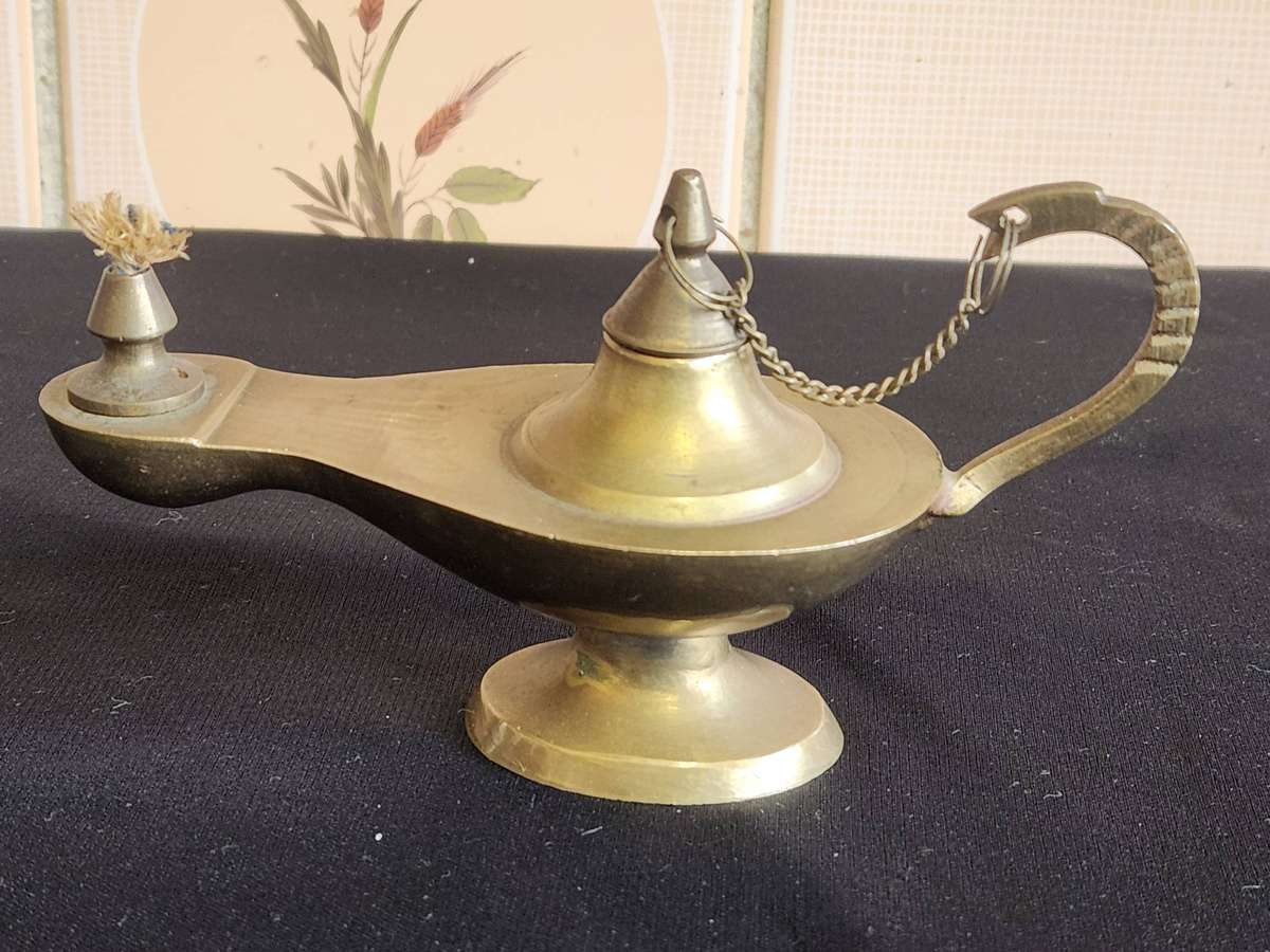 VINTAGE BRASS ALADDIN SHAPED GENIE OIL LAMP