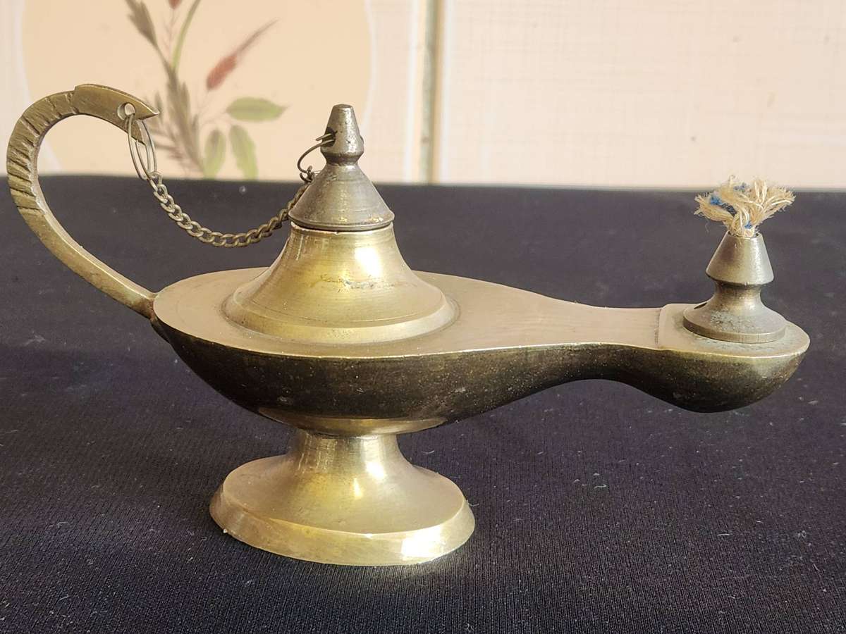VINTAGE BRASS ALADDIN SHAPED GENIE OIL LAMP