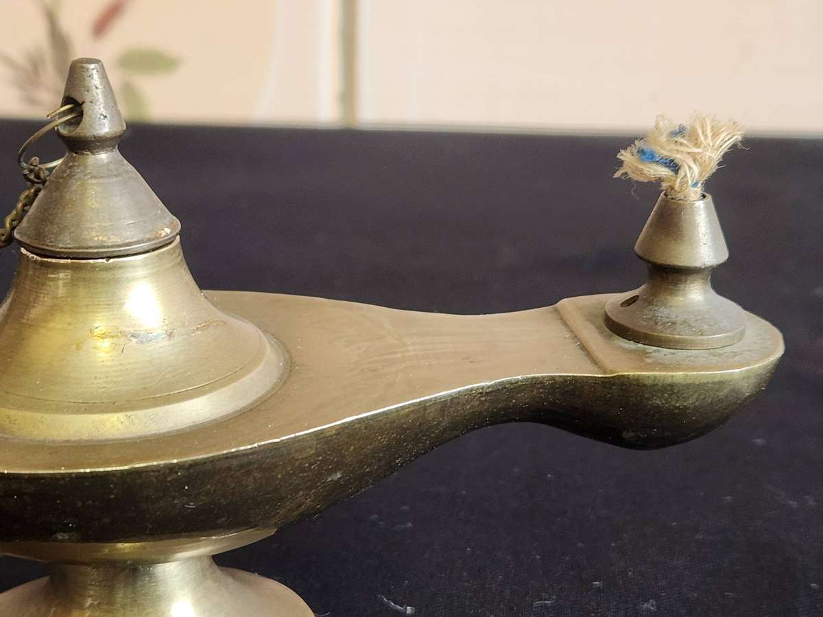 VINTAGE BRASS ALADDIN SHAPED GENIE OIL LAMP