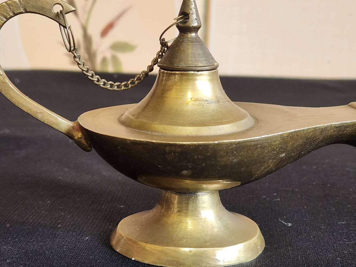 VINTAGE BRASS ALADDIN SHAPED GENIE OIL LAMP