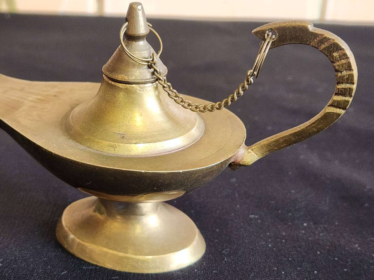 VINTAGE BRASS ALADDIN SHAPED GENIE OIL LAMP