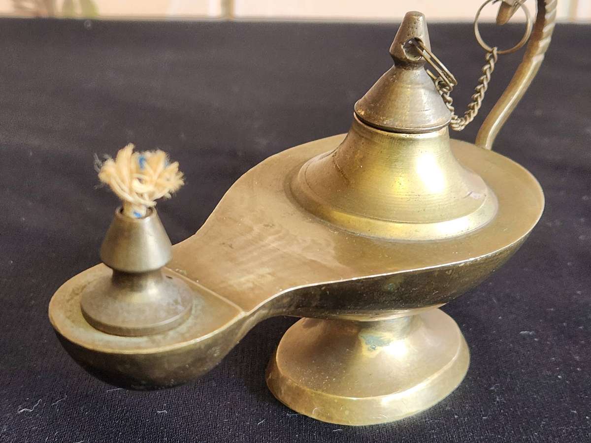 VINTAGE BRASS ALADDIN SHAPED GENIE OIL LAMP