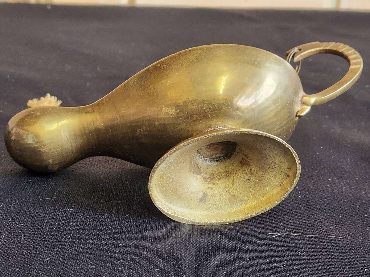 VINTAGE BRASS ALADDIN SHAPED GENIE OIL LAMP