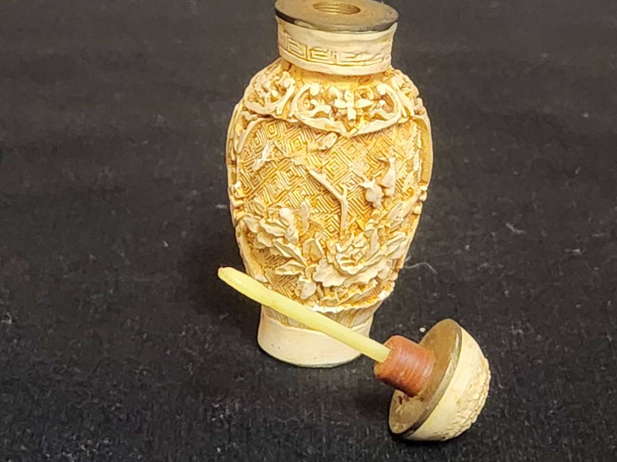 VINTAGE CHINESE SNUFF BOTTLE