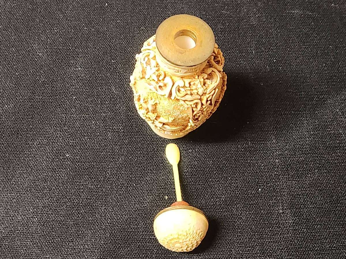 VINTAGE CHINESE SNUFF BOTTLE