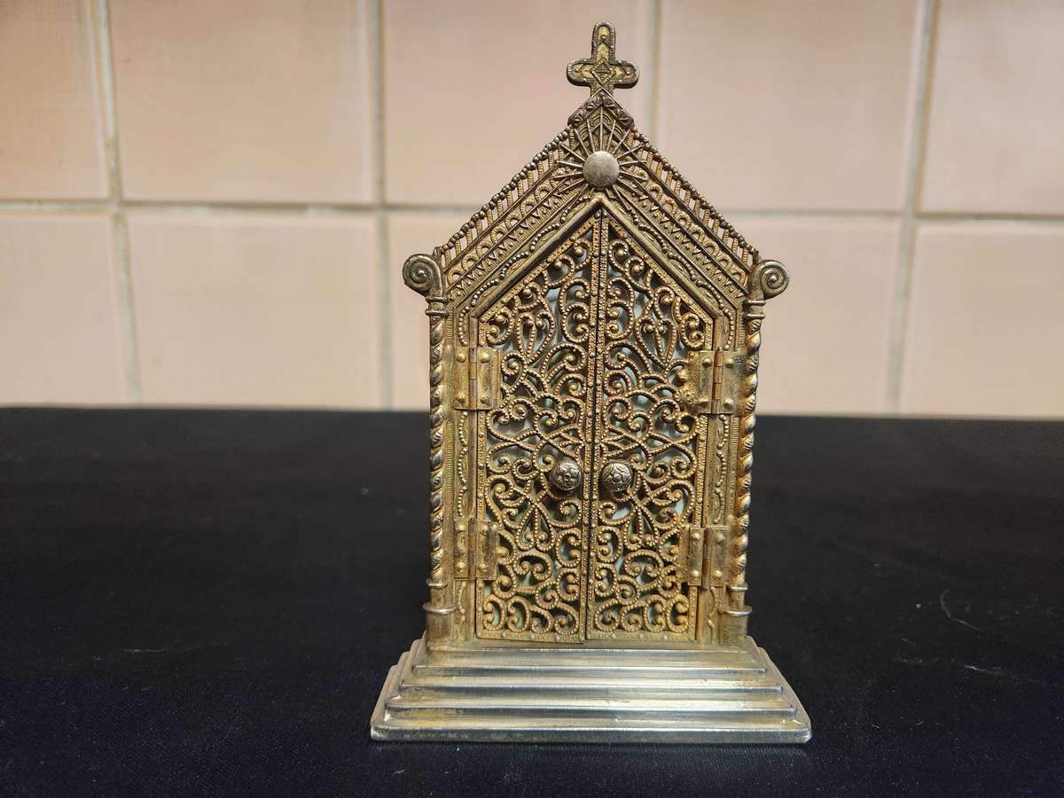 VINTAGE BRASS SHRINE FOR RELIGIOUS KEEPSAKE
