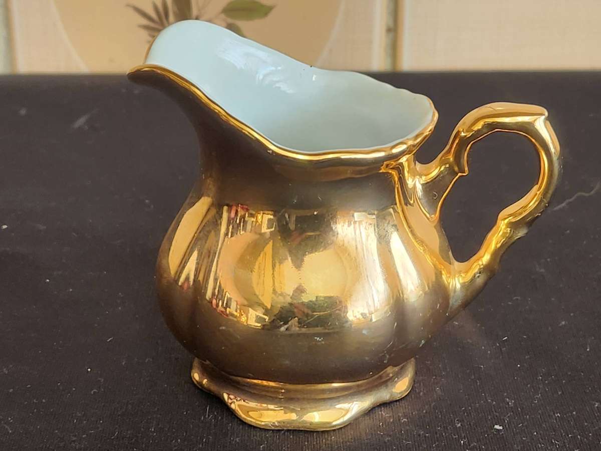 STUNNING BAVARIA WALDERSHOF 22 KARAT GOLD PLATED PORCELAIN CREAMER