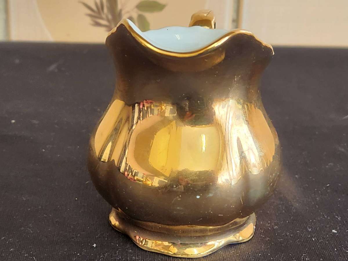 STUNNING BAVARIA WALDERSHOF 22 KARAT GOLD PLATED PORCELAIN CREAMER