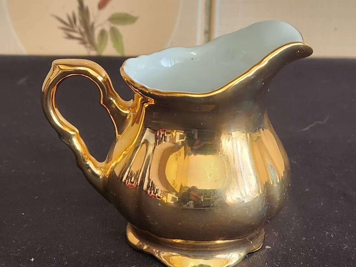 STUNNING BAVARIA WALDERSHOF 22 KARAT GOLD PLATED PORCELAIN CREAMER