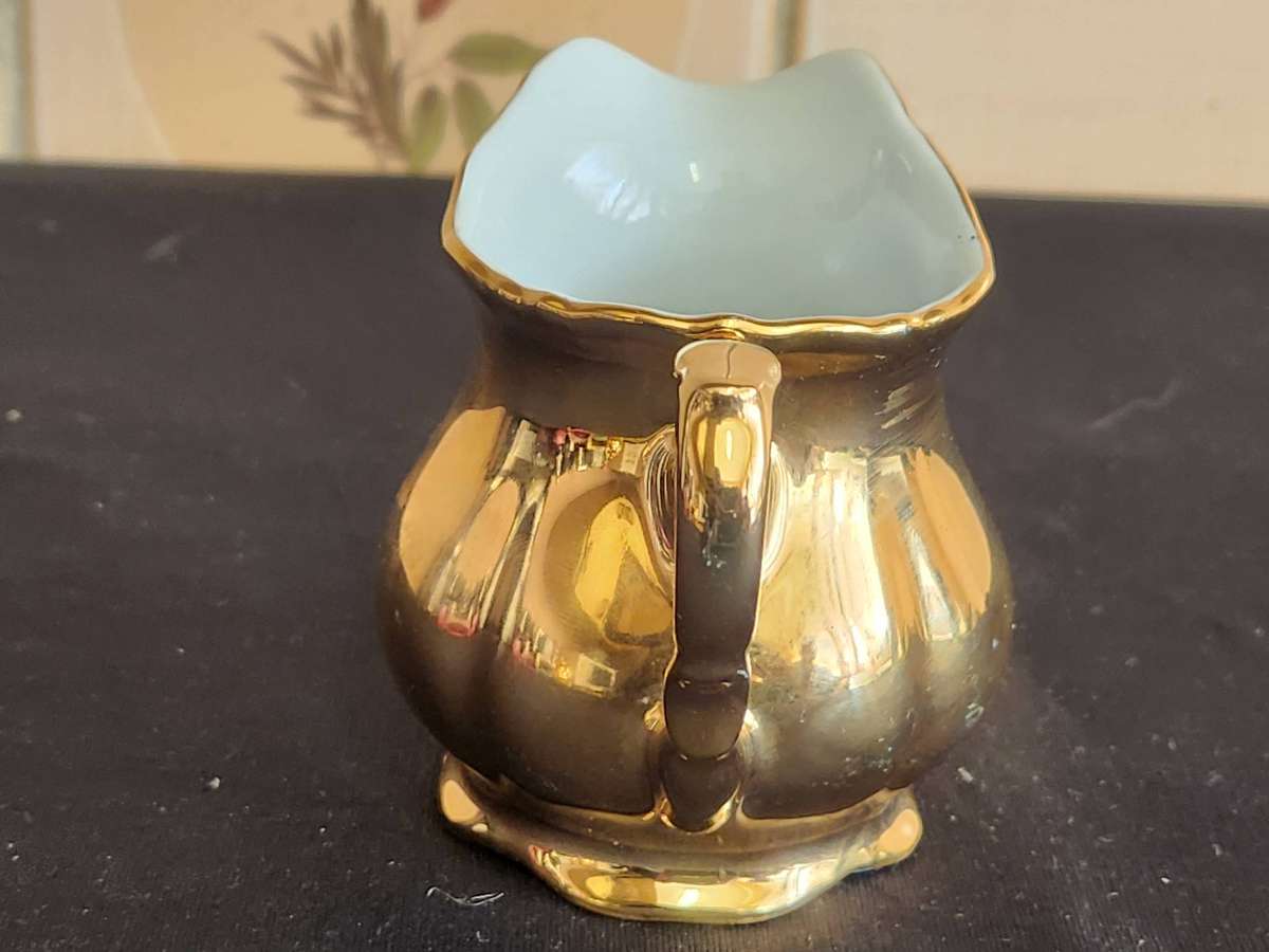 STUNNING BAVARIA WALDERSHOF 22 KARAT GOLD PLATED PORCELAIN CREAMER