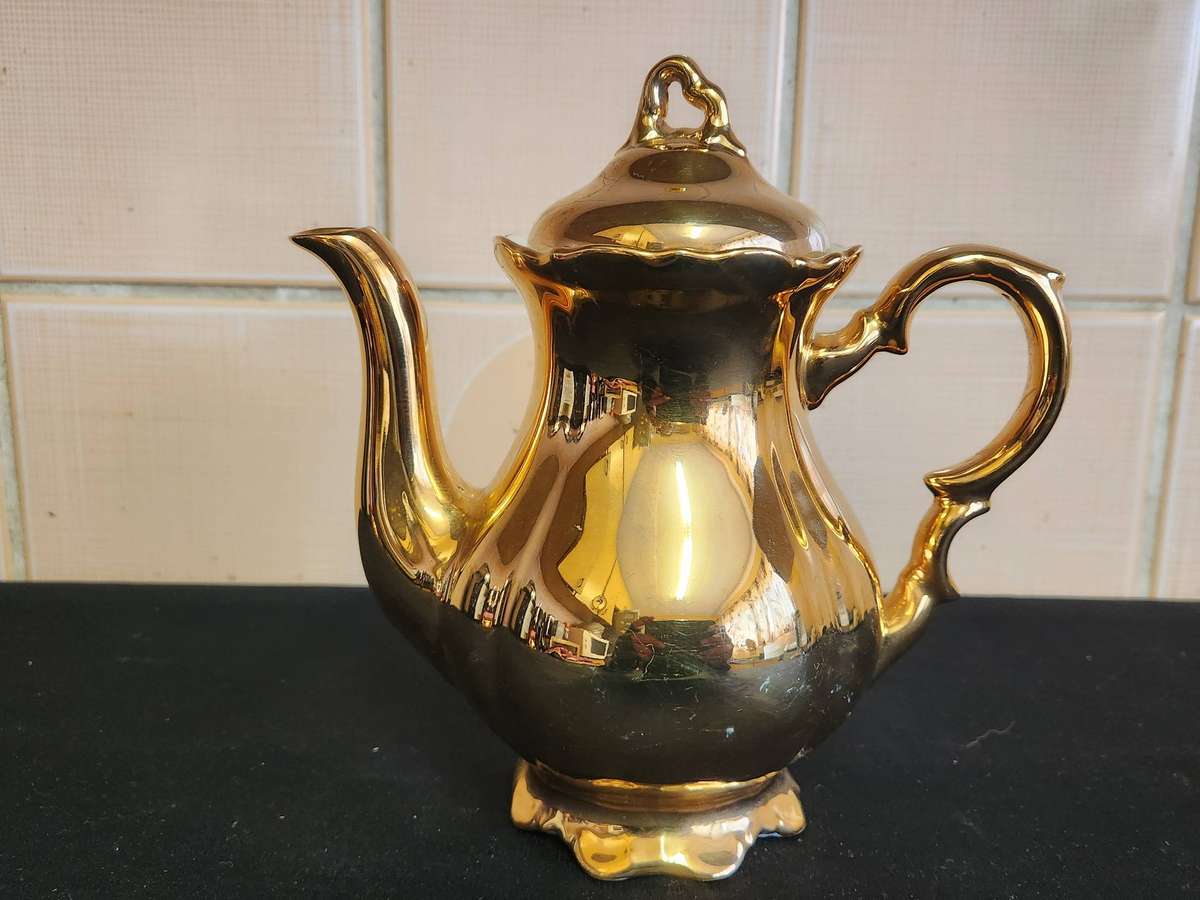 STUNNING BAVARIA WALDERSHOF 22 KARAT GOLD PLATED PORCELAIN COFFEE POT