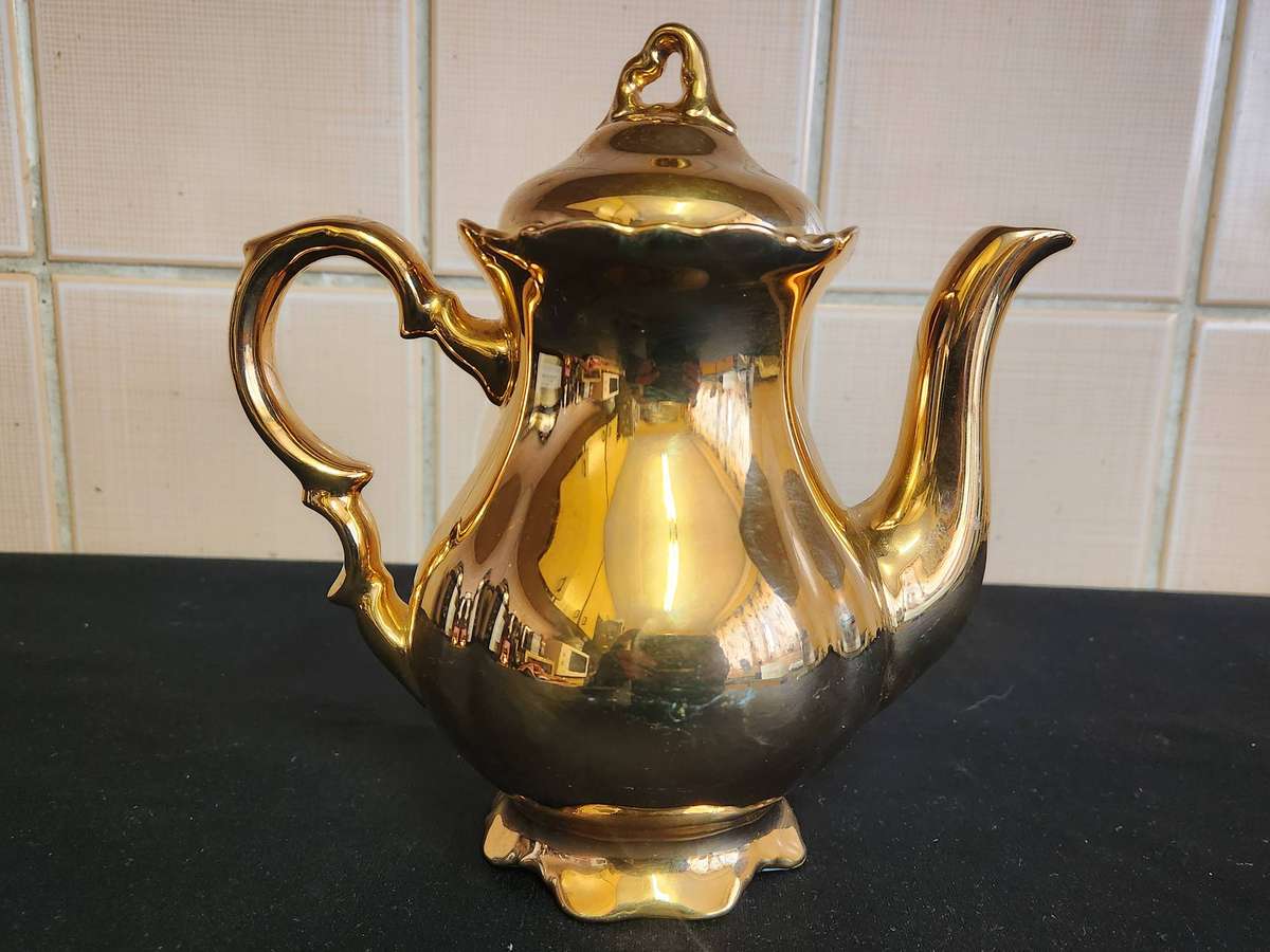 STUNNING BAVARIA WALDERSHOF 22 KARAT GOLD PLATED PORCELAIN COFFEE POT