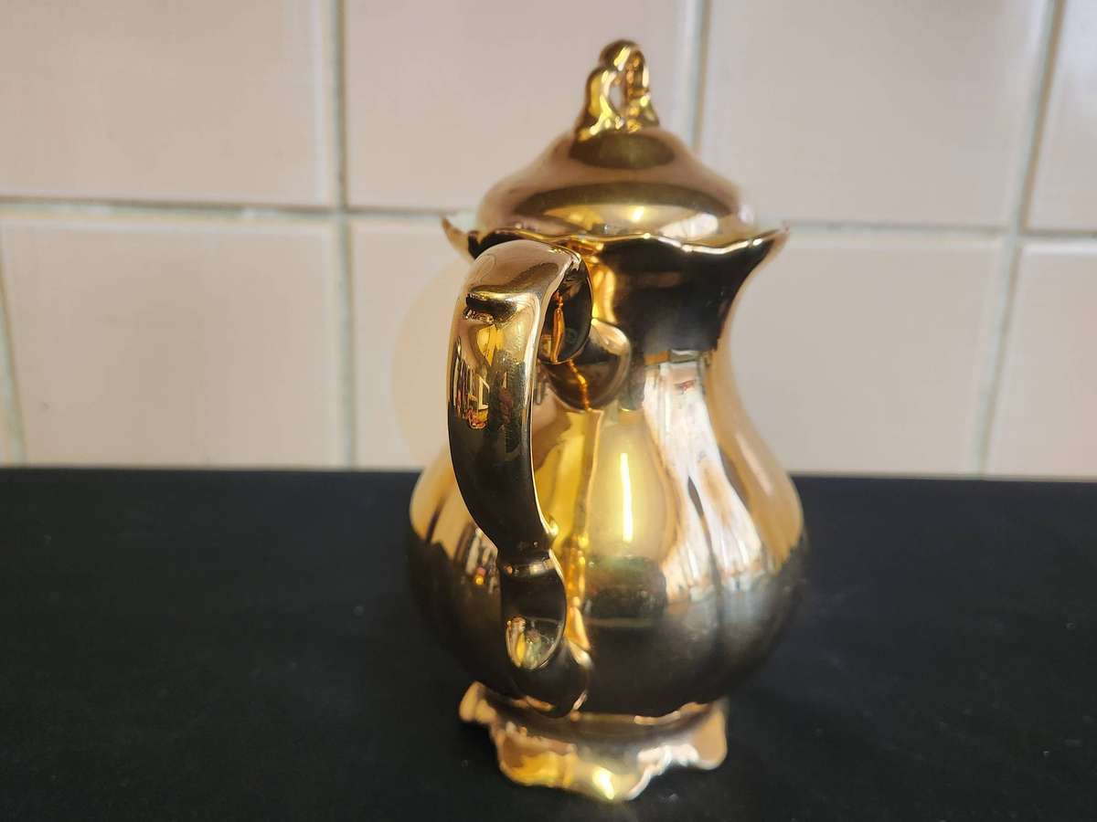 STUNNING BAVARIA WALDERSHOF 22 KARAT GOLD PLATED PORCELAIN COFFEE POT
