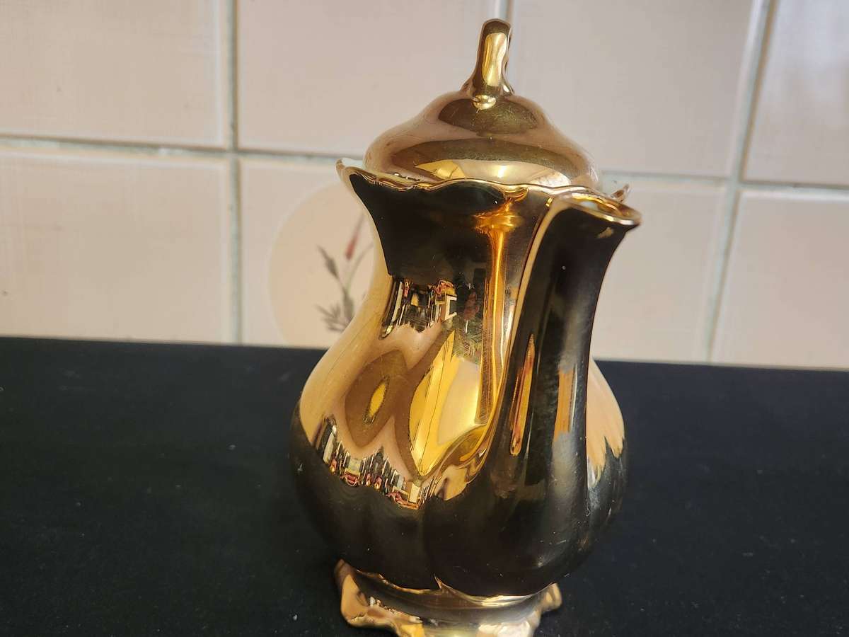 STUNNING BAVARIA WALDERSHOF 22 KARAT GOLD PLATED PORCELAIN COFFEE POT