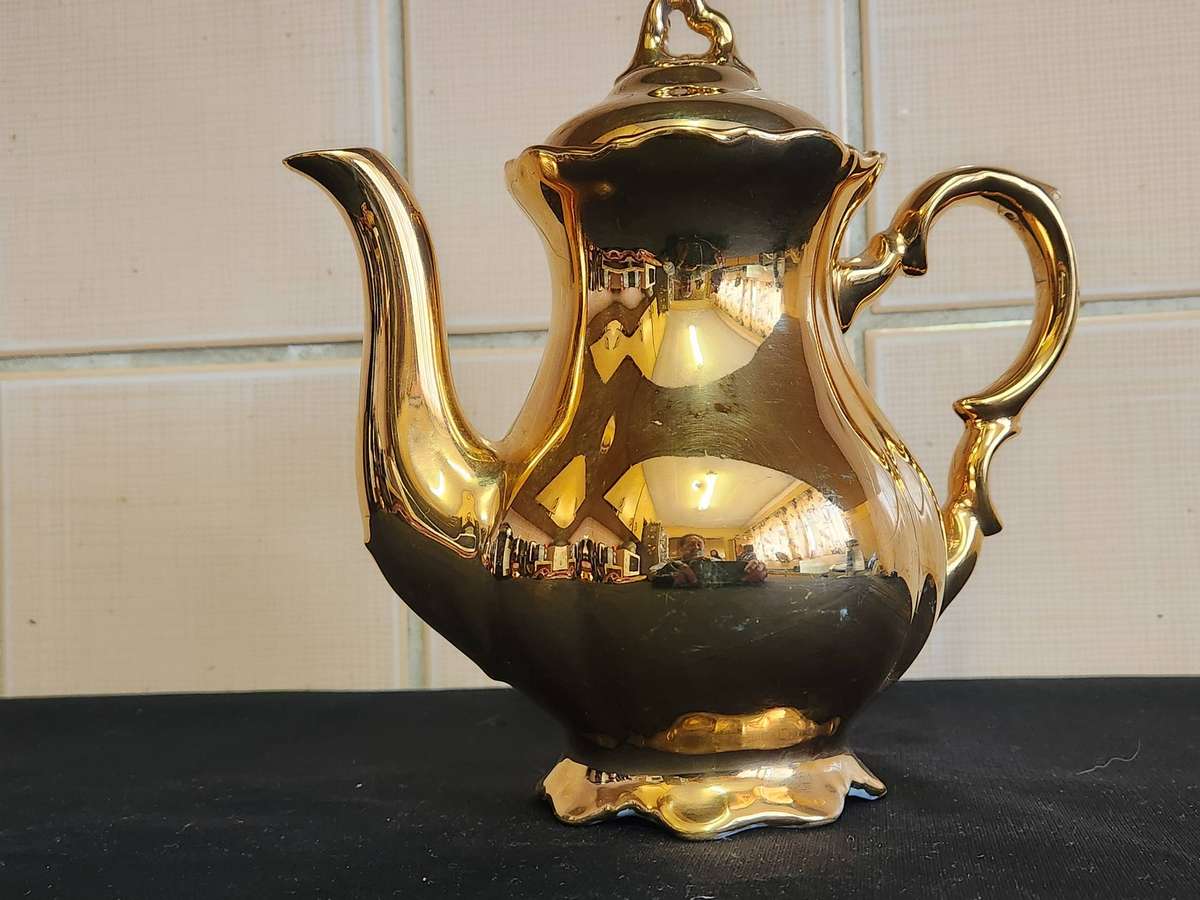 STUNNING BAVARIA WALDERSHOF 22 KARAT GOLD PLATED PORCELAIN COFFEE POT