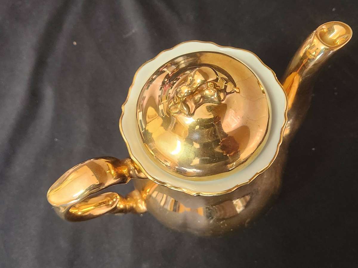 STUNNING BAVARIA WALDERSHOF 22 KARAT GOLD PLATED PORCELAIN COFFEE POT