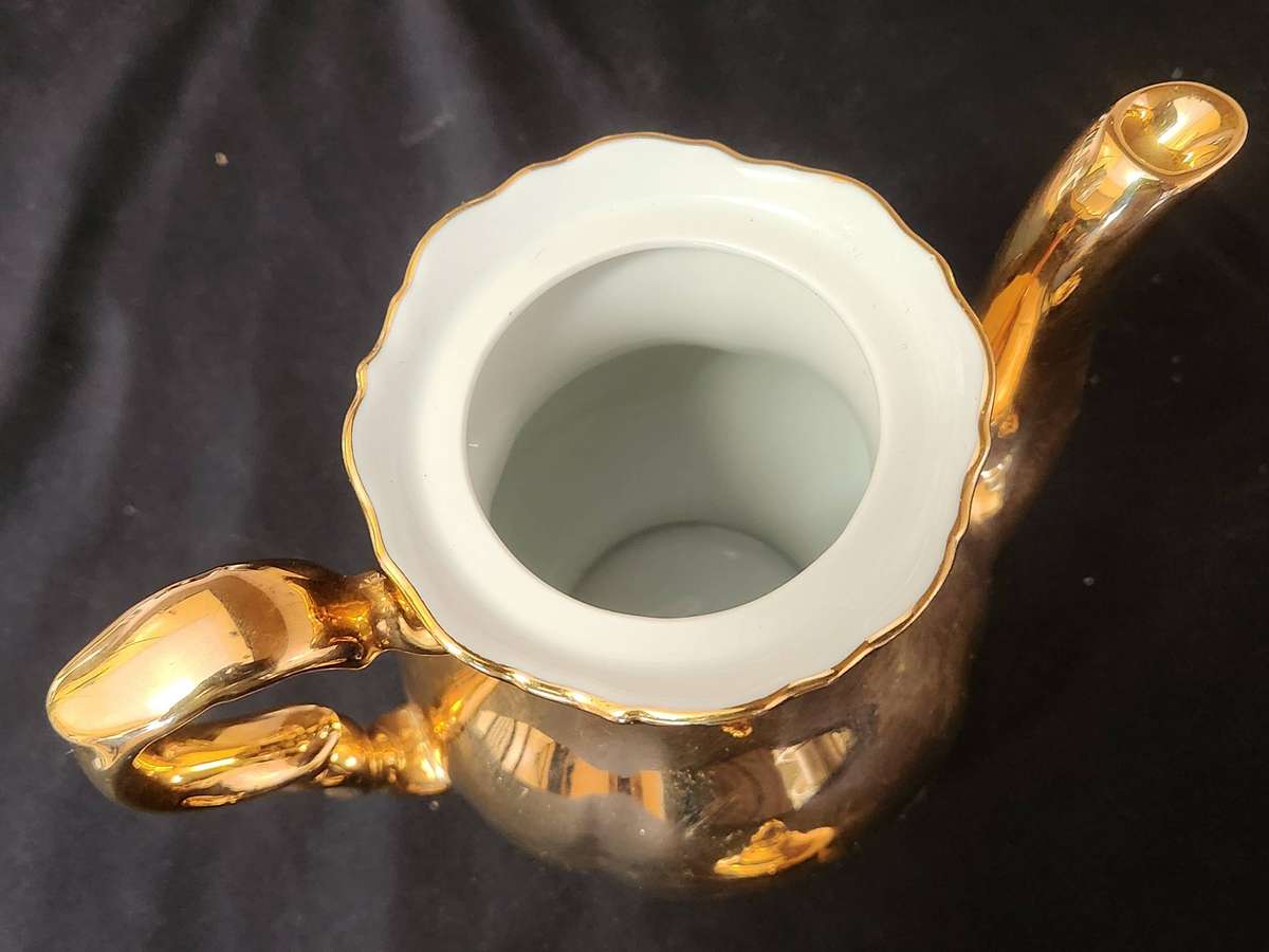 STUNNING BAVARIA WALDERSHOF 22 KARAT GOLD PLATED PORCELAIN COFFEE POT