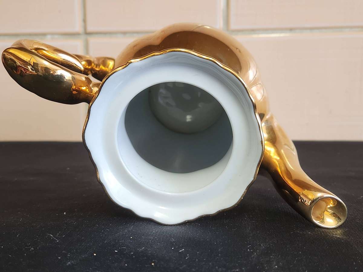 STUNNING BAVARIA WALDERSHOF 22 KARAT GOLD PLATED PORCELAIN COFFEE POT
