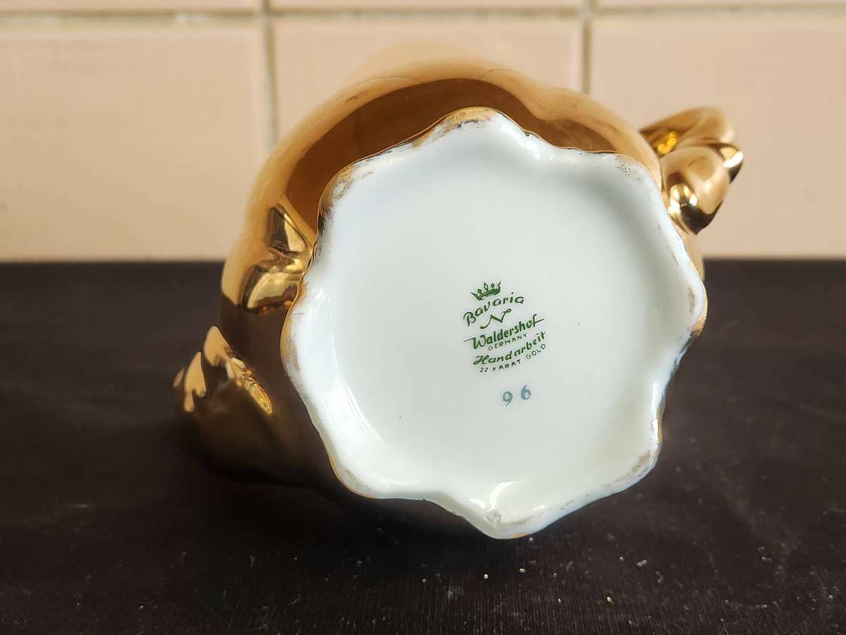 STUNNING BAVARIA WALDERSHOF 22 KARAT GOLD PLATED PORCELAIN COFFEE POT