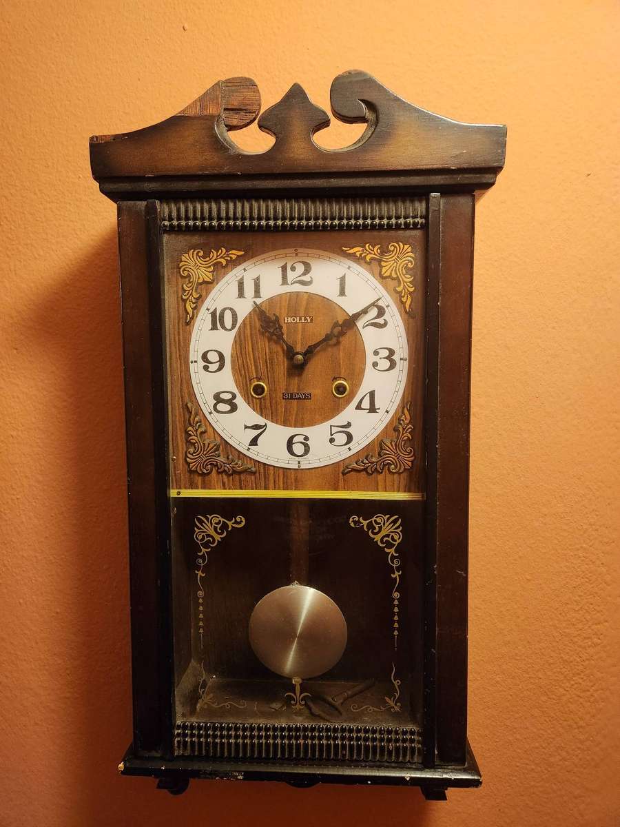 VINTAGE HOLLY 31 DAY WALL CLOCK IN WORKING CONDITION