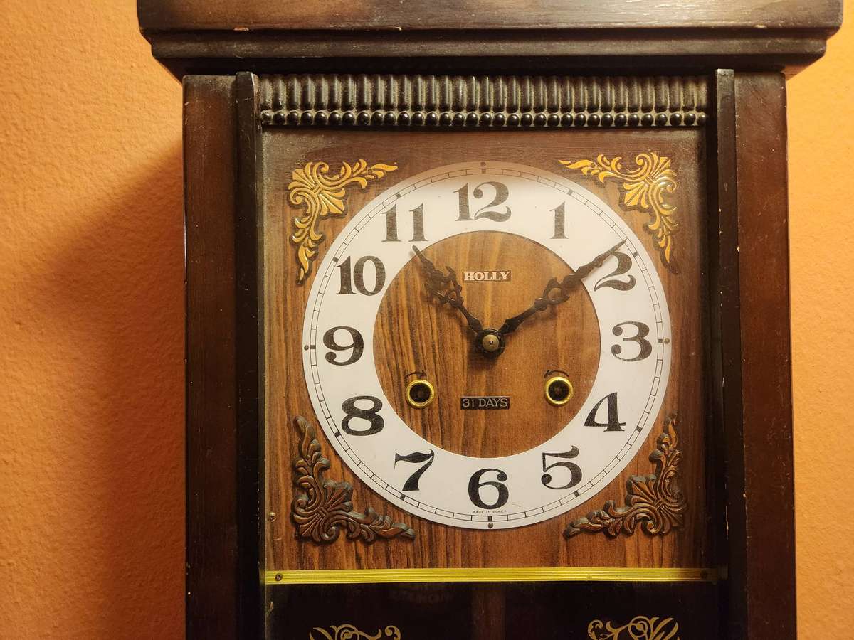 VINTAGE HOLLY 31 DAY WALL CLOCK IN WORKING CONDITION